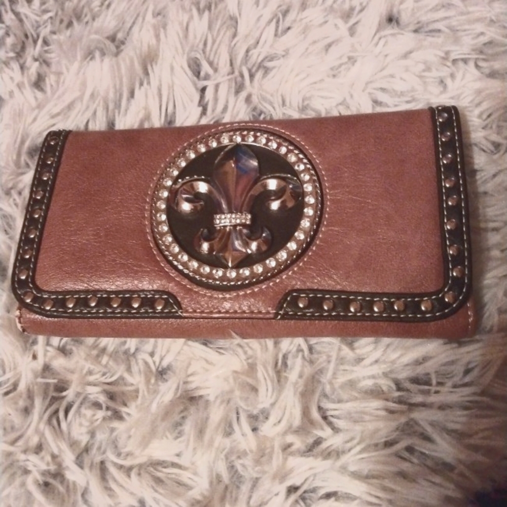 Women's mauve color fluer de wallet. (New)